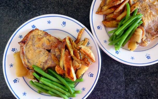 pork-chop-with-honey-mustard-and-apples.jpg Pork Chop with Honey, Mustard and Apples