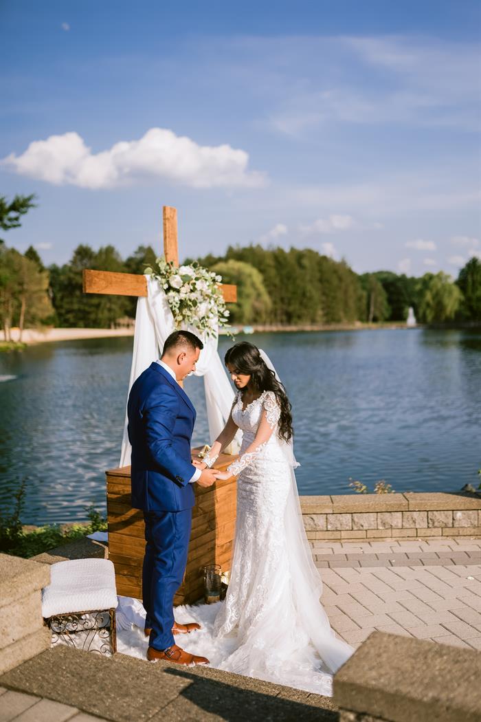 windows-on-the-water-at-frogbridge-millstone-nj-wedding-photography-isaac-rosalia4048847.jpg