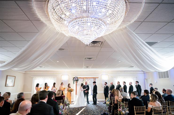 the-chandelier-at-flanders-valley-flanders-nj-wedding-photography-chris-kylie2414990.jpg