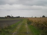 Links de zendmast van Thorn (morgen), rechts de kerktoren van Hunsel (eindpunt vandaag)