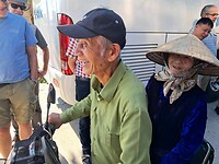 opa en oma op de brommer