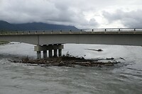 30-06-2023 brug over de Matanuska River, hier heel smal dus een sterke stroming.