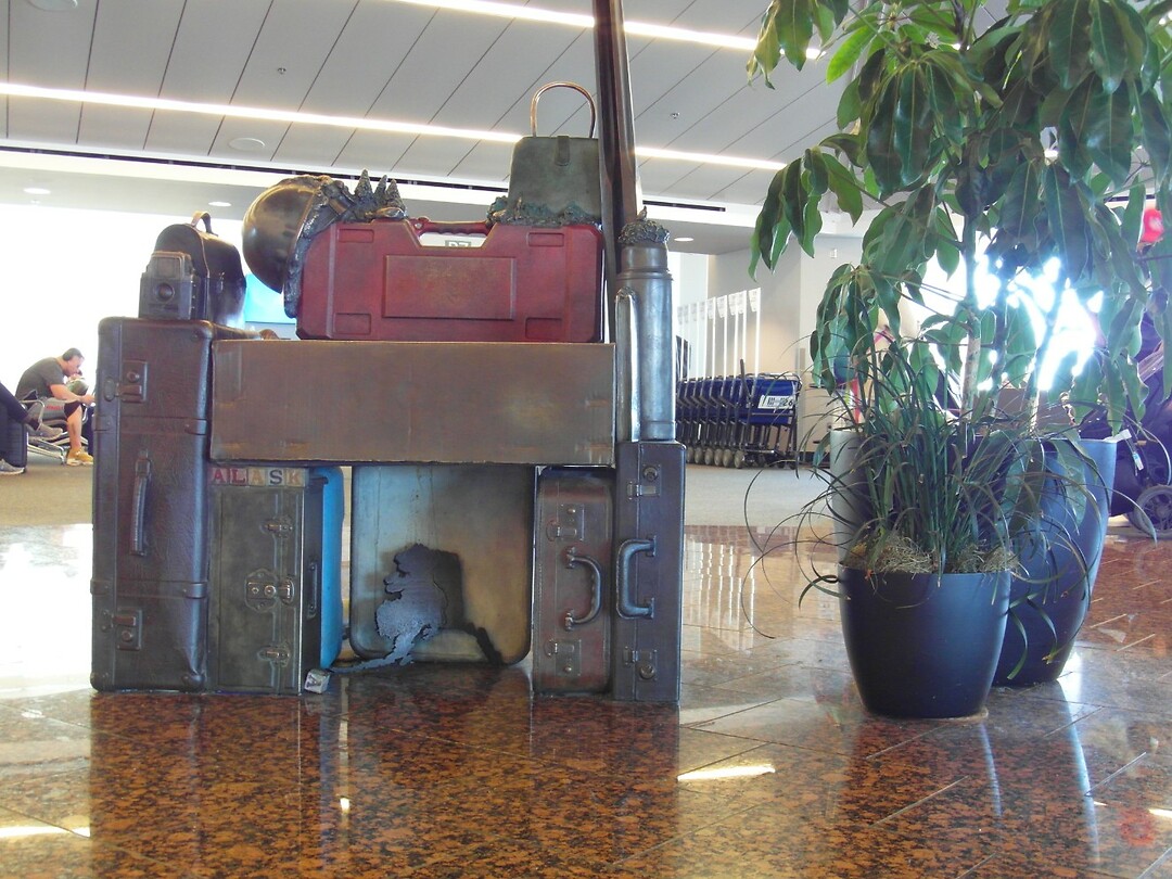01-07-2023 op de luchthaven diverse kunstwerken die de pioniers van de ontwikkeling van Alaska eren.