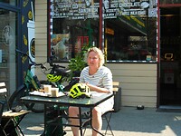 07-06-2023 eerst ontbijten met koffie voordat we de fietstocht aanvaarden.