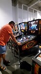 Dave aan het flipperen - Pinball Hall of Fame