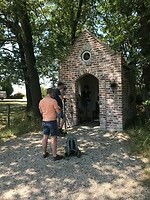 Kapel mannen wachten buiten