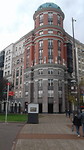 Gebouw met verschillende soorten geveltjes uit bilbao