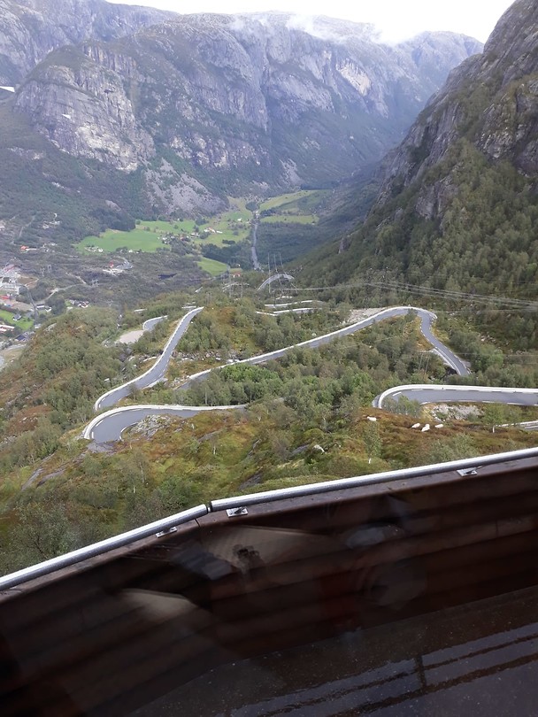 27 bochten naar beneden naar Lysebotn voor de ferry