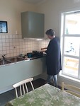 Koken in de gemeenschappelijke keuken.