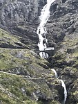 Trollstigvegen met waterval