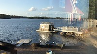 Drijvende sauna in het water