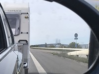‘The bridge’ vanuit de achteruit kijk spiegel.
