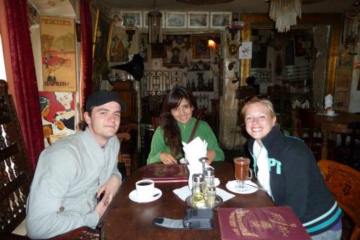 Koffie tussen het antiek in een bijzonder cafe