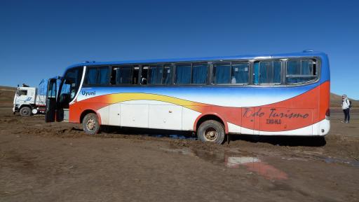 En dan zit de bus vast in de modder...