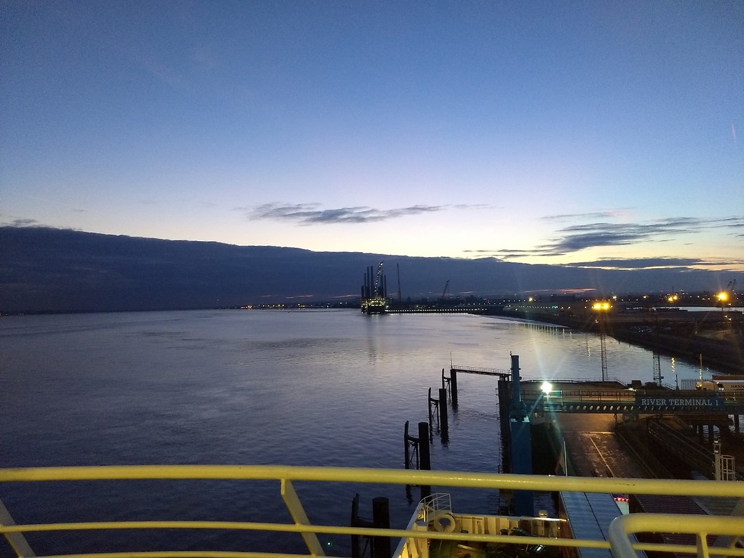 Avond in Hull in de verte de Humber brug