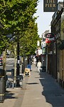 Straat met eettentjes