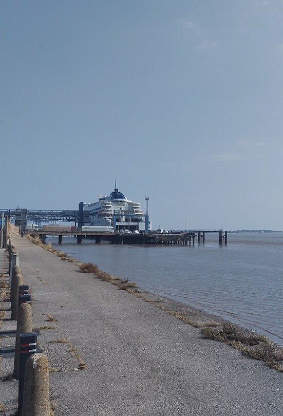 De veerboot ligt op ons te wachten