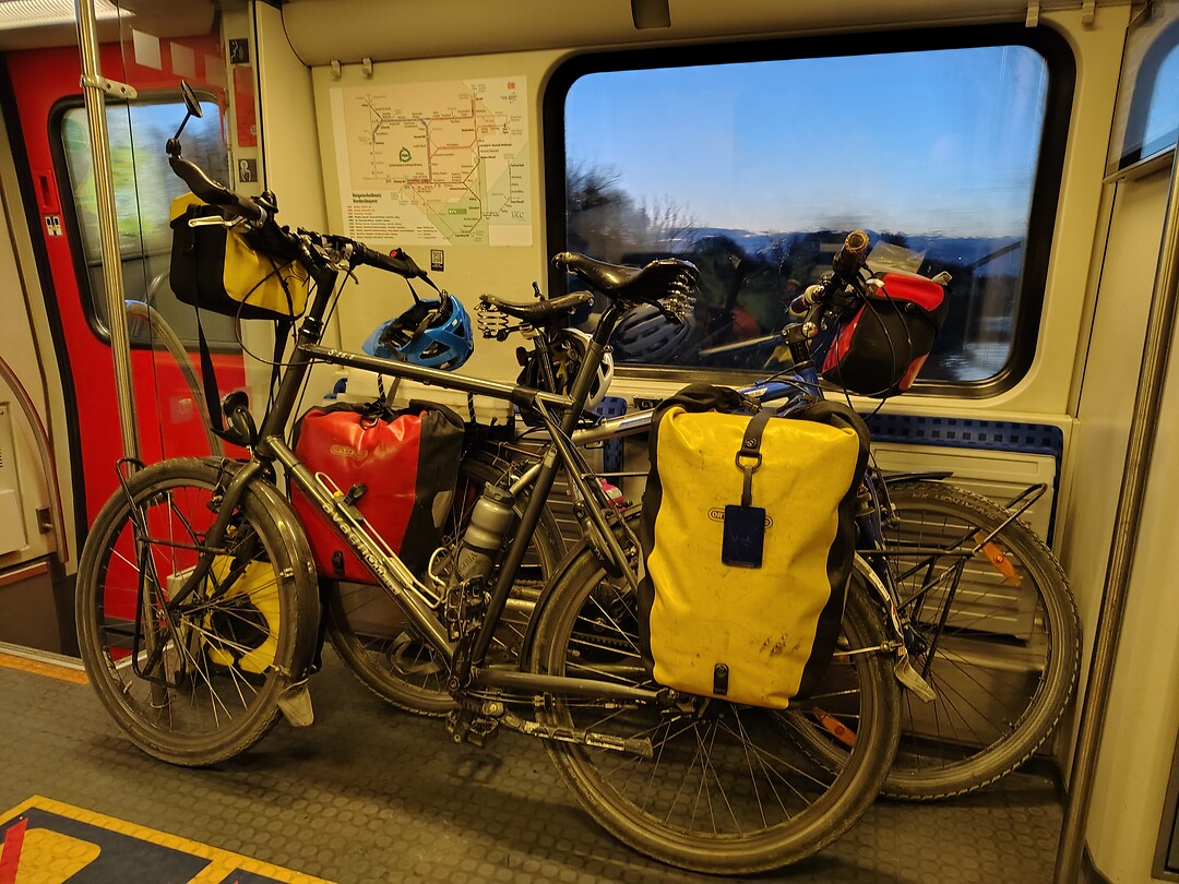 On de trein bij vertrek Regensburg.