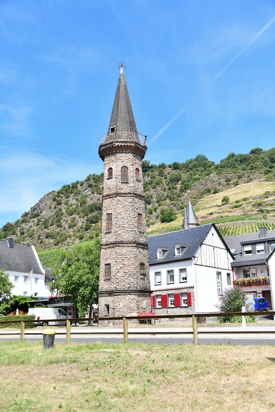 De Hatzenturm of veerpoort