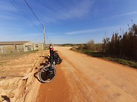 Langs de kust,droog en stof maar prachtig fietsen