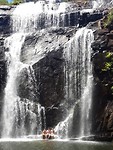 Groepsfoto onder de waterval