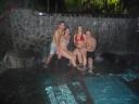Groepsfoto onder waterval