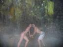 Blijven lachen onder waterval van 60 graden!