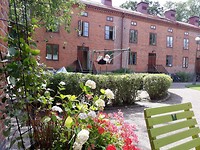 Lunchen en spelen in een hofje in Göteborg