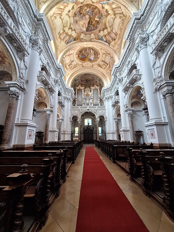 Kerk bij Stift St. Florian richting orgel