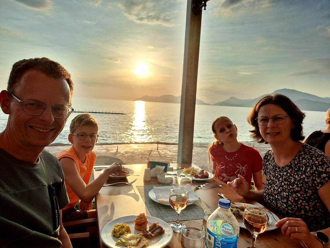 Een diner met het gezin bij de ondergaande zon verveelt niet snel