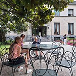 Op het terras bij de villa