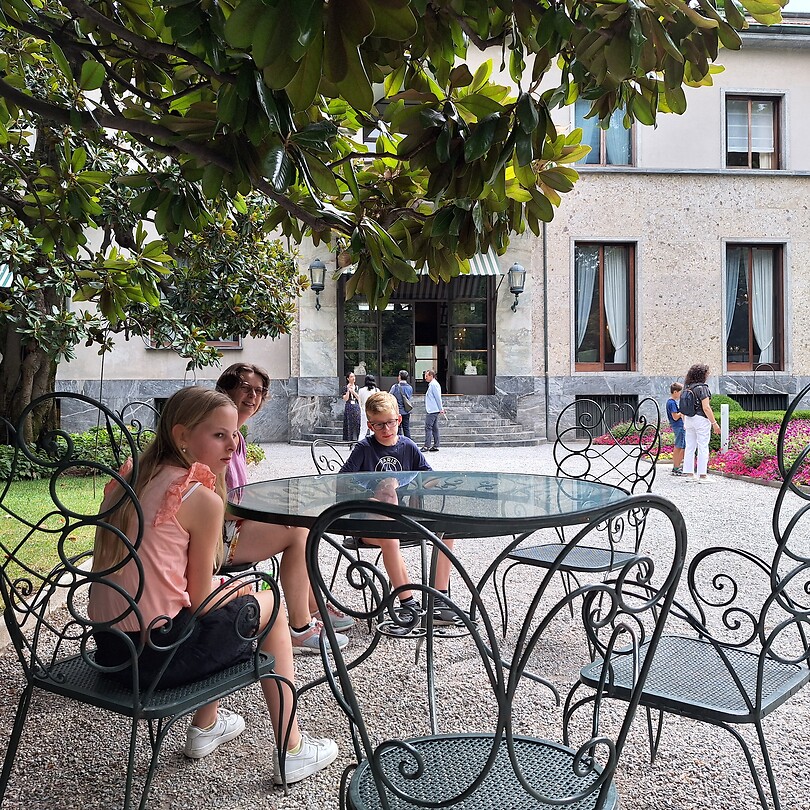 Op het terras bij de villa