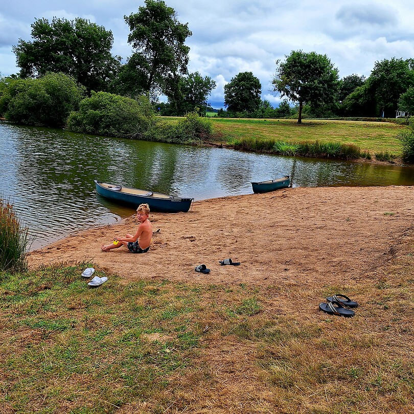 Strandje en meertje bij de camping