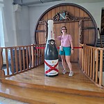 Aukje met magnumfles Champagne