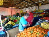 fruit en groente in kraam aan de weg bij camping said