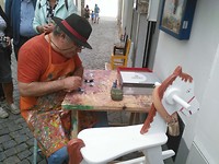 Kunstenaar aan het werk in Evora
