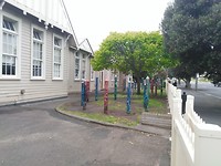 Het schoolplein met potloden
