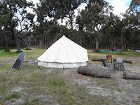 Tent met zonnepaneel op de camping bij onze cabin