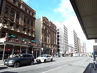 Adelaide, grote contrasten tussen oude en nieuwe gebouwen.