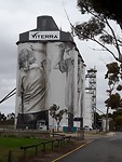 Graan-silo's met schilderingen.