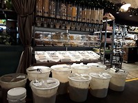Muesli en zaden in grote emmers