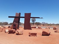 Kunstwerk  rode route naar Ayers Rock