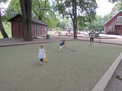 bandy spelen in de speeltuin