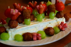smörgastorta met falukorv en köttbullar