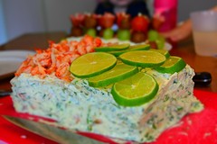 smörgastorta met gravad lax, gerookte zalm en kreeftenstaarten