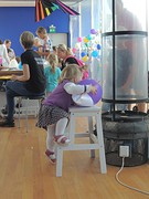 Elin had bij andere kinderen gezien dat de ballon bovenin de koker moest