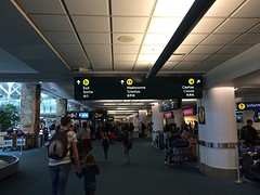 opschriften in drie talen op Vancouver airport