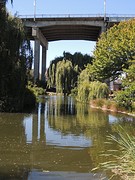 Zo maak je een saaie betonnen brug minder lelijk