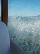 hoge golven, stuiterend bootje