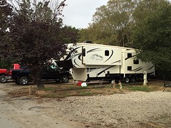 onze camper is bescheiden bij sommige bakbeesten die we hier zien
